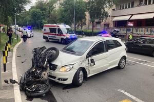 TEŠKA SAOBRAĆAJNA NESREĆA U ZDRAVKA ČELARA: Sudar taksija i motora! Povređen motociklista, evo u kakvom je stanju