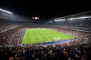 (VIDEO) OVO SE RETKO DEŠAVA: Navijači Barselone ovacijama pozdravili igrača Reala, a evo i zbog čega