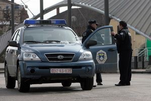 Srpski automobili poliveni benzinom i zapaljeni