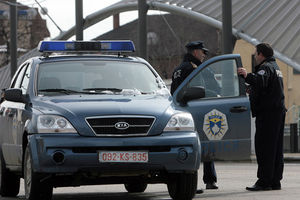 KOSOVSKA MITROVICA: Pucano na vozilo Srbina, nema povređenih!