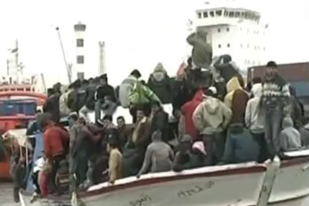 OKONČANA DRAMA: Brod sa 700 imigranata dovučen u kritsku luku