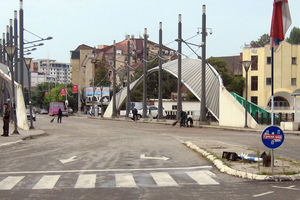 Razbijeno staklo na prostorijama SNS u Kosovskoj Mitrovici