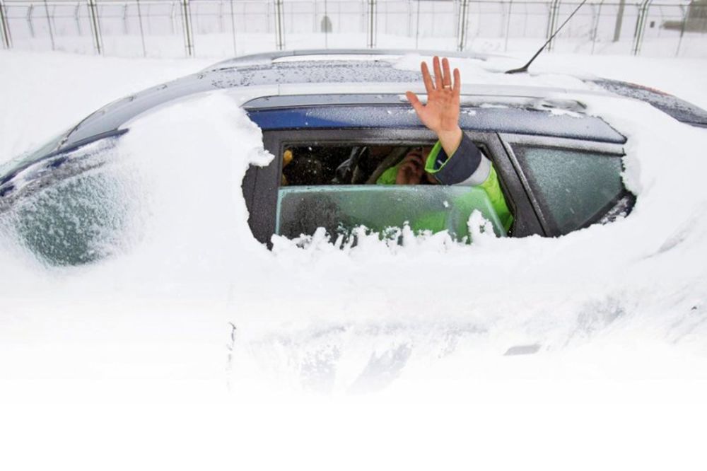 SITNICE KOJE VAM MOGU SPASTI ŽIVOT: Evo kako bi trebalo da vozite po snegu i ledu