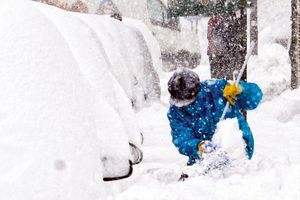 UPOZORENJE LEKARA: Čišćenje snega nosi smrtnu opasnost!