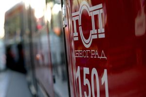 NOĆ U BEOGRADU: U sudaru tramvaja i autobusa u Bulevaru vojvode Mišića povređen muškarac