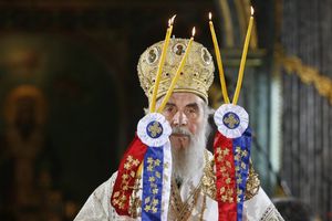 Patrijarh Irinej upalio Badnjak u crkvi Aleksandra Nevskog