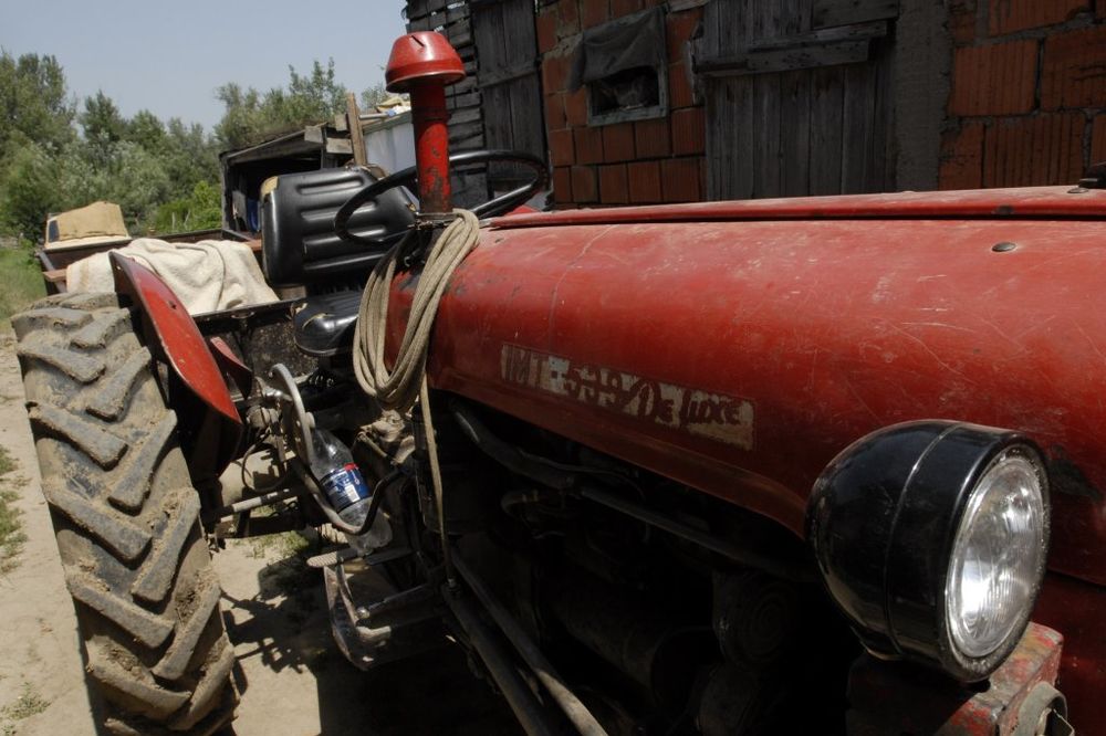 KAO U HOROR FILMU: Traktor bez vozača uleteo u prokupačku piceriju
