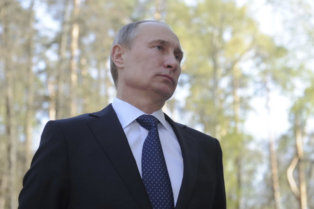 RUSIJA PRED EKONOMSKIM KRAHOM: Rublja naglo pada, Putin preti dilerima deviza!