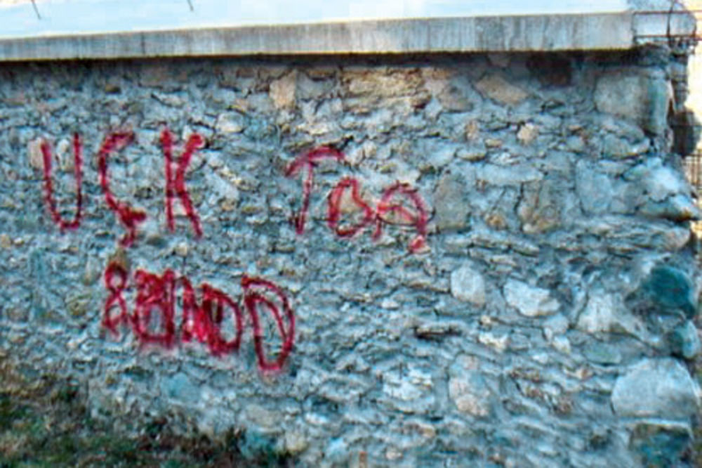 PROVOKACIJE ALBANACA: Preteći grafiti na kućama Srba u Orahovcu