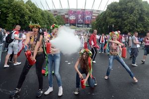 Toples aktivistkinje uhapšene ispred stadiona u Varšavi