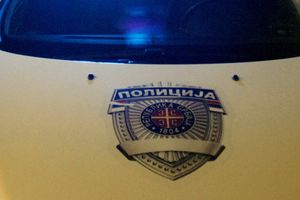 FILMSKA POTERA U PANČEVU: BMW udario u zid, policajac povređen