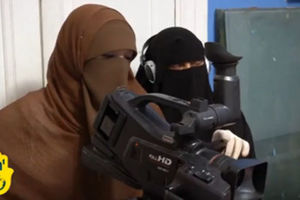 Voditeljke sa burkama!