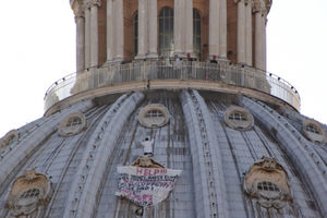 Čitav dan protestovao na kupoli crkve Svetog Petra