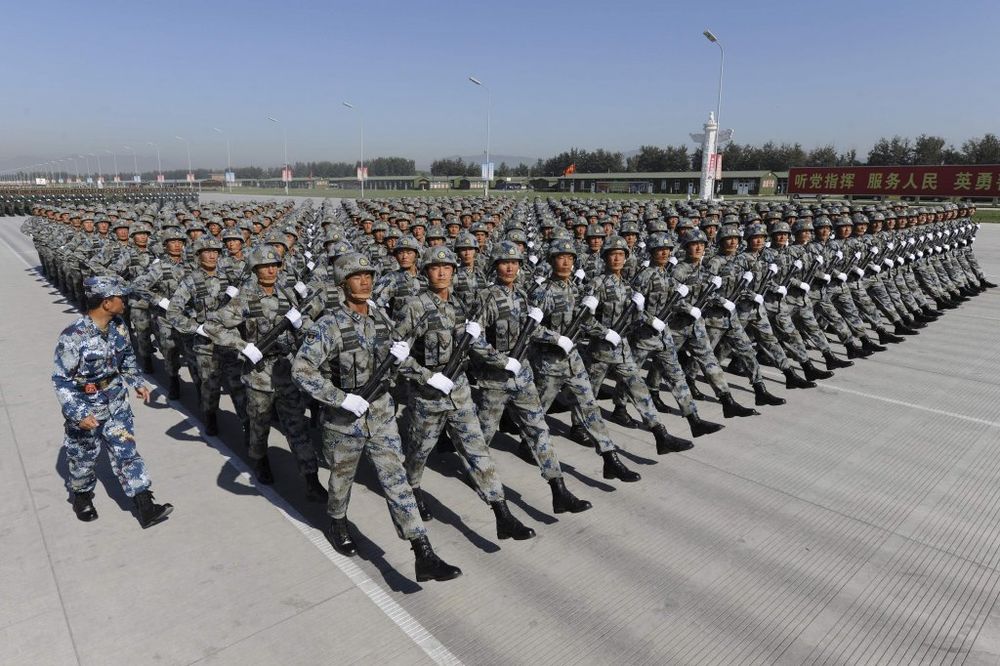 (VIDEO) KINESKA ROBA: SAD zabrinute, Peking jeftinim oružjem destabilizuje svet?!