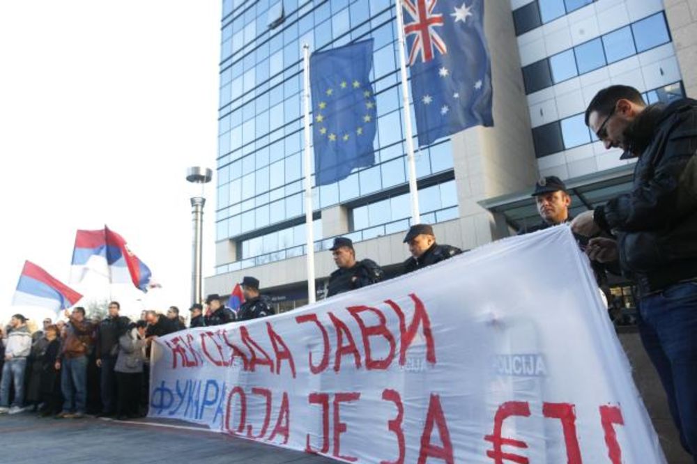 Dveri gađale toalet papirom sedište EU u Beogradu