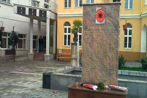 PROVOKACIJA: Albanci digli spomenik teroristima!