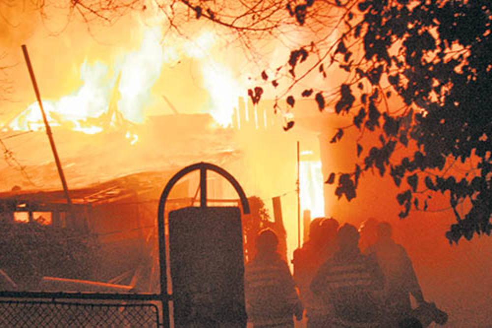 IZGORELA CELA: Zapaljena kuća srpskog povratnika u Klini