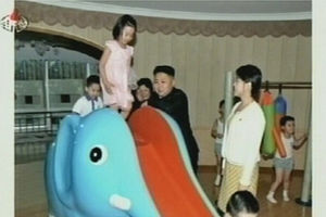 ČASTIO: Za Kimov rođendan svakom detetu po kilogram slatkiša