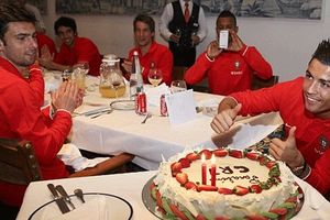 IZNENAĐENJE: Ronaldo dobio tortu na poklon!