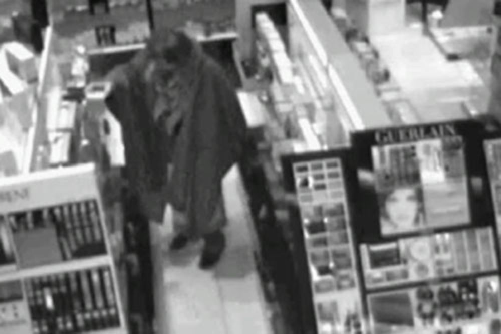 Pogledajte kako žena krade parfeme u Tržnom centru Merkator