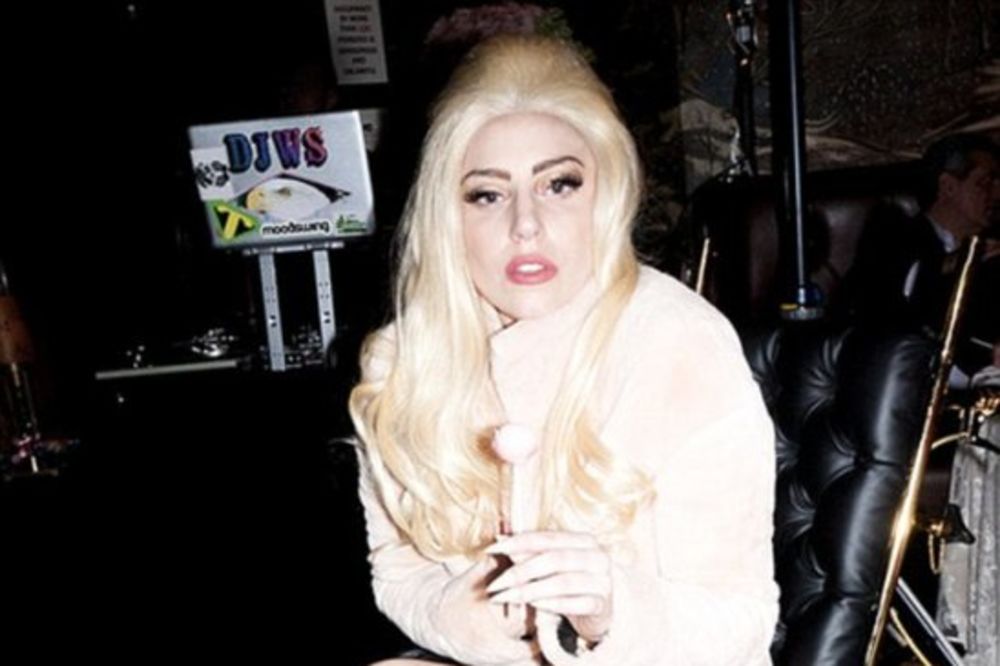 Ledi Gaga kupila invalidska kolica od 24-karatnog zlata
