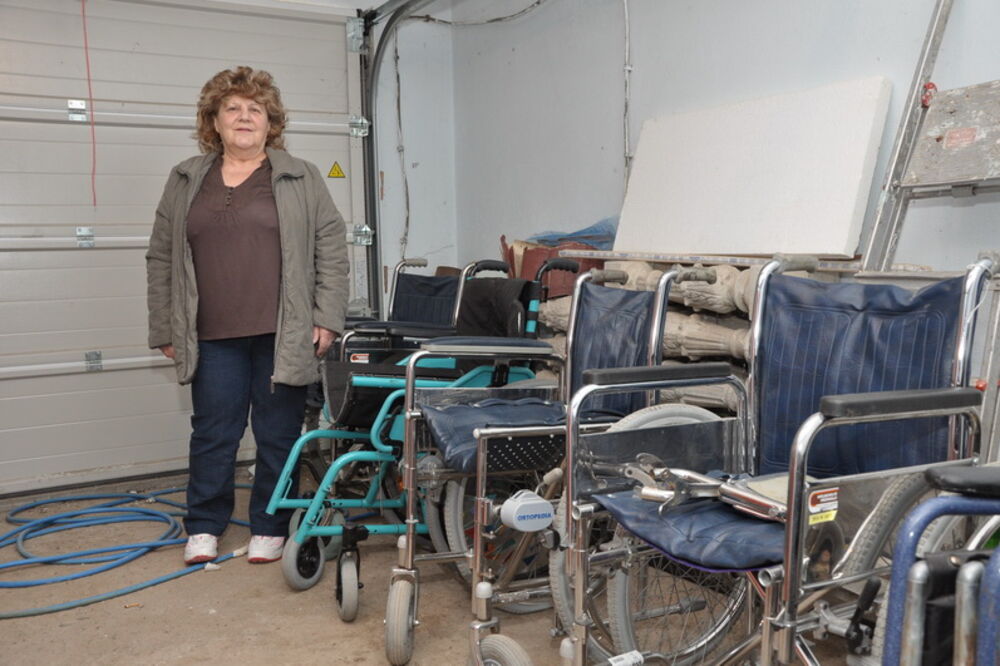 JAVITE SE MILICI: Poklanja osam invalidskih kolica