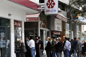 PANIKA: Redovi ispred bankomata, Kiprani masovno dižu novac