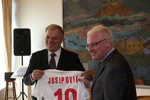 Tadić na utakmici, Tole poklonio Josipoviću rakiju