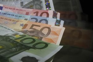 Priča o bankrotu oborila dinar