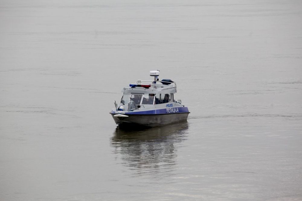 NESREĆA NA VESLANJU NA ŠTRANDU: Devojčica (16) udarila čamcem u baržu i nestala u Dunavu!