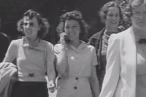PUTNICA KROZ VREME: Ko je žena s mobilnim telefonom 1938?!