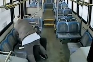 BRUTALNO: Vozač autobusa prebio putnika i izbacio napolje!