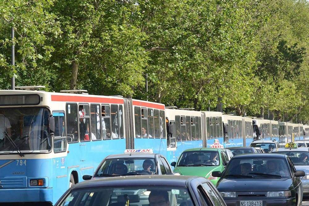 Mladić pesnicama razbijao gradske autobuse