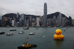 DOPLOVILA: Džinovska patka visoka 16,5 metara u Hongkongu!