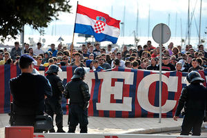 RAT U SPLITU: Navijači Hajduka napali policiju