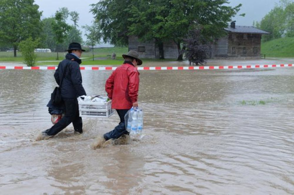 KIŠA NE STAJE: Poplavljeni podrumi i putevi u Austriji!