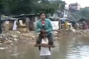 SUMANUTO: Novinar izveštavao sedeći čoveku na ramenima!