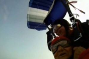 PRVA U EVROPI: Baka Jovanka (80) skočila padobranom!