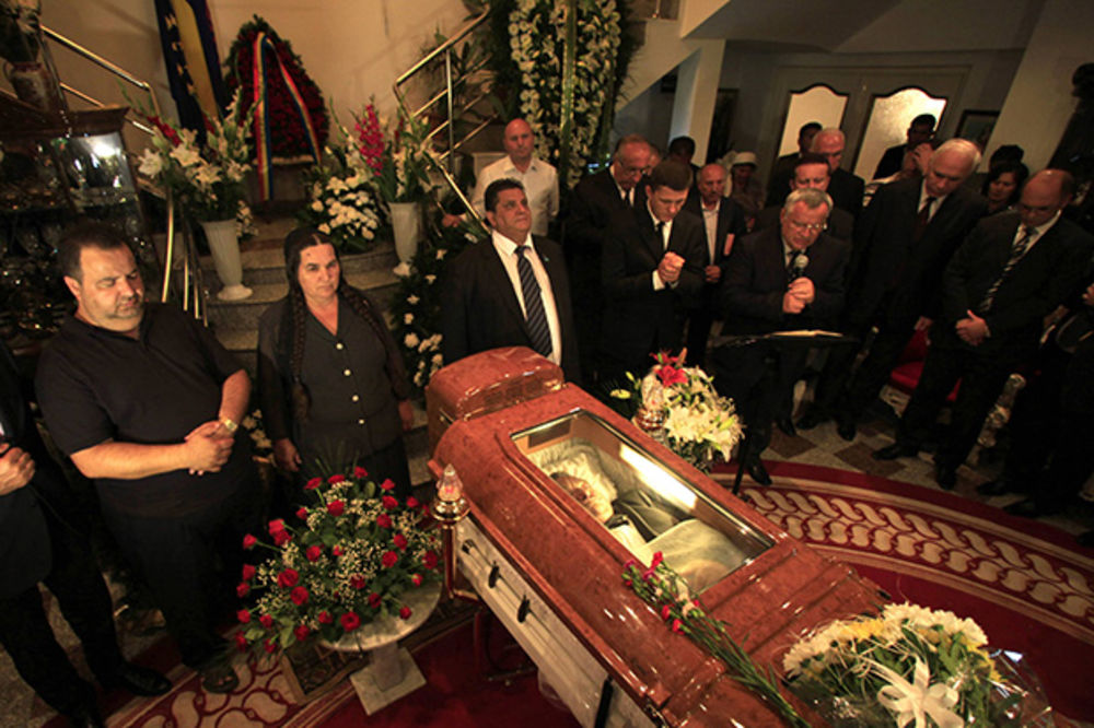 Ciganski kralj Florin Čoaba sahranjen u kovčegu sa klimom
