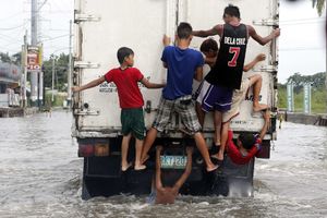 POTOP U KINI: Poplave odnele 76 života, nestalo 88 ljudi