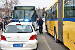BRUTALNO: Petorica siledžija pretukla vozača na liniji 25