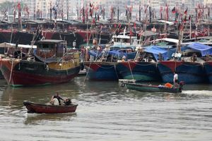 TAJFUN U KINI: Potopljena 3 ribarska broda, 75 ljudi nestalo