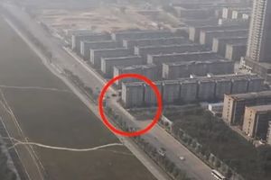 GREŠKA U PRORAČUNU: Građevinci u Kini napravili zgradu na sred autoputa