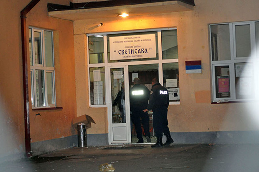BATINE I SUZAVAC: Maskirani srpski ekstremisti razlupali školu Sveti Sava u Mitrovici!