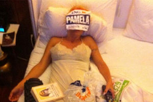 ISTOPIĆE LED: Seksi Pamela Anderson se hladi posle maratona!