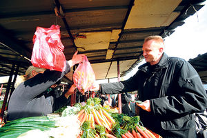 PIJAČAR: Đilas kupovao šargarepe i šarmirao starije dame