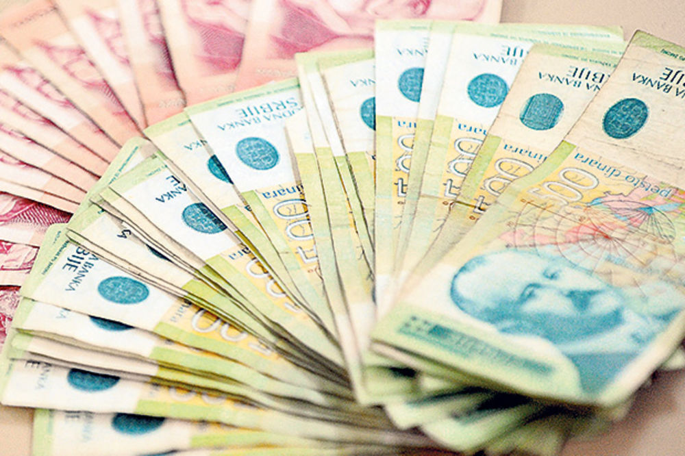 RAZBOJNIŠTVO U ZORU: Uz pretnju nožem niškoj prodavačici oteo 600.000 dinara