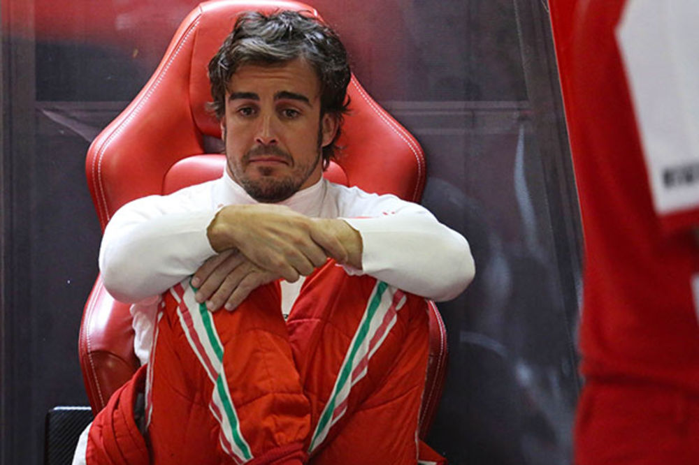BILO JE KRITIČNO: Alonso je deset minuta sedeo nepomičan
