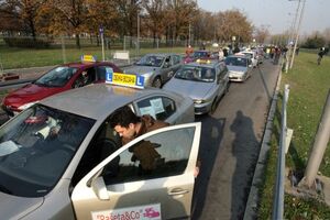 INSTRUKTORI VOŽNJE POBEGLI U IT: U Srbiji nema ko da obučava mlade vozače, pojedine auto-škole cenu digle na 130.000 dinara