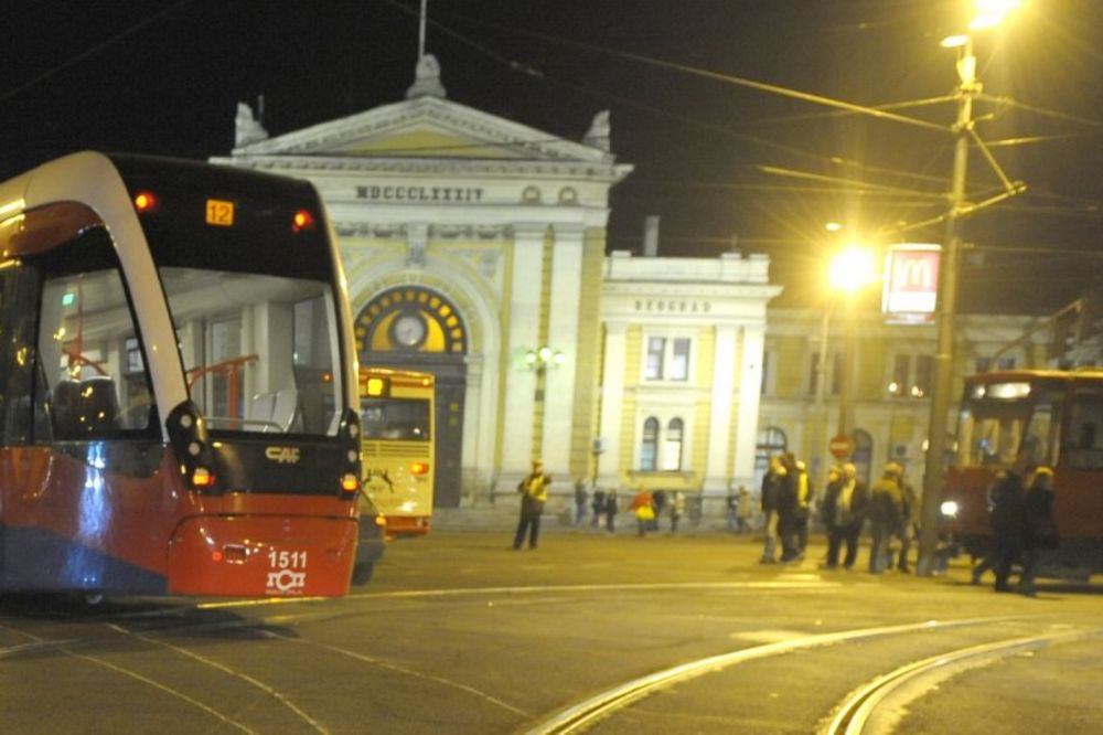 SREĐEN HAOS U NEMANJINOJ: Posle sudara dva automobila, autobus naleteo na tramvaj